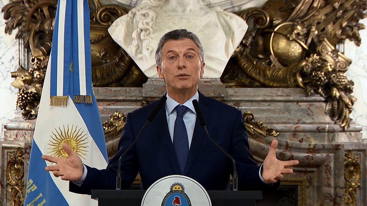 Las duras medidas de Macri contra la crisis de Argentina: reduce a la