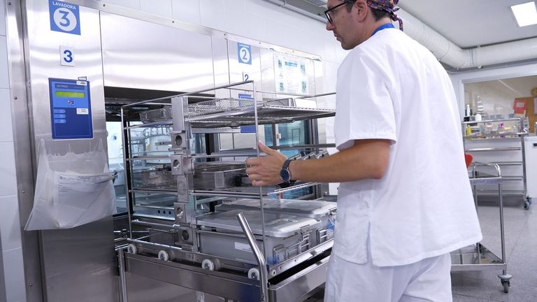 El trabajo crucial y continuo de la central de esterilización de un hospital: «El día del apagón fue bestial»