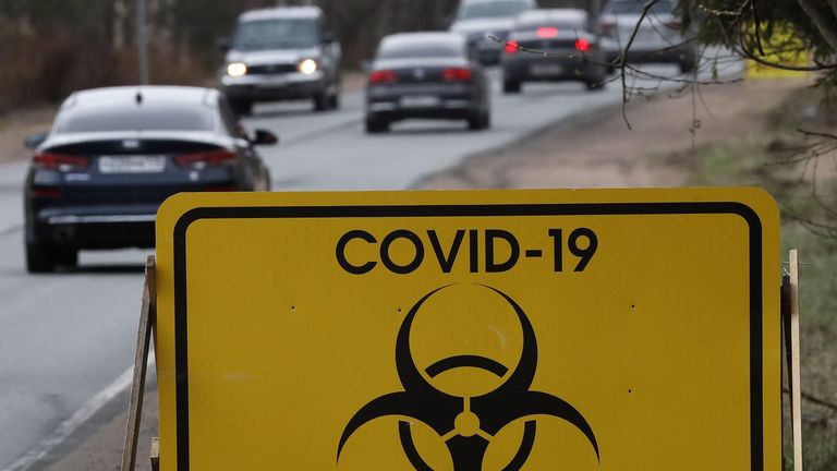 Un cartel alerta de la cuarentena por covid-19 en una carretera de la región de San Petersburgo