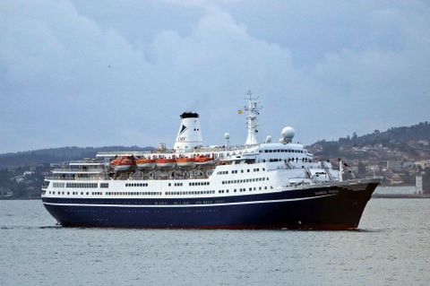 El trasatlntico Marco Polo, con 1.100 personas a bordo, entrando ayer en la ra de Vigo. 