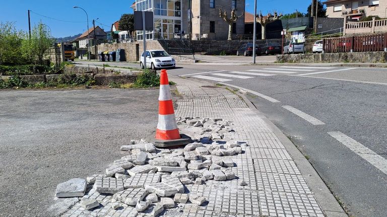 Baches, aceras deterioradas y curvas peligrosas multiplican los riesgos en la PO-250 a su paso por Reboreda