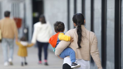 Familias acudiendo a la vacunación con sus niños en la anterior campaña