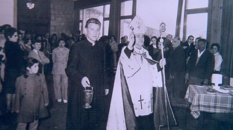 El obispo acompa a don Emilio en la inauguracin en 1971