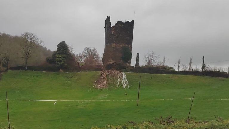 Desprendimientos en la torre de Torés, en As Nogais, que está en peligro de derrumbe