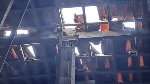 Aspecto de uno de los tejados dañados por un temporal en Noalla