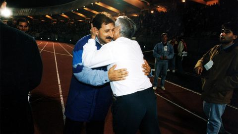 Arsenio se abraza con Fernando Castro Santos en el estadio de San Lzaro, cuando el pontevedrs era entrenador del Compos