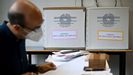Un agente electoral revisa la documentación para la votación de este domingo en Italia