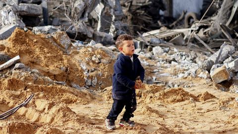 Un nio palestino juega en las ruinas de un edificio, en Rafah.