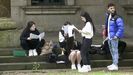 Imagen de archivo de alumnos descansando entre los exámenes durante la selectividad del pasado junio en Santiago