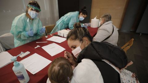 Una niña se somete a un test de coronavirus en Viveiro