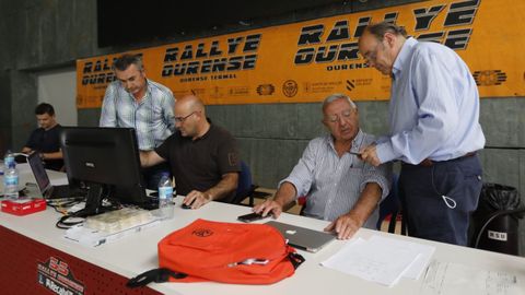 Los integrantes de Escudera Ourense ultiman los preparativos del 55 Rali de Ourense.