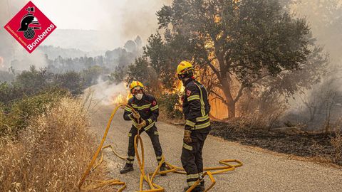 Bomberos de Alicante durante los trabajos de extinción del incendio en Vall de Ebo