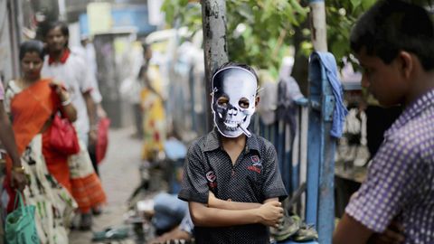 Un activista con una careta que representa una calavera participando en una campaa contra el tabaco en Calcuta (la India)