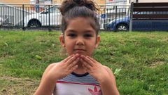 Naima Doel da las gracias en lengua de signos