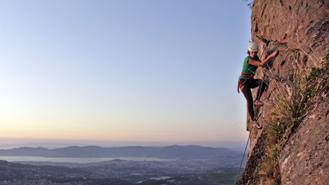 Una escaladora en el monte Galiñeiro