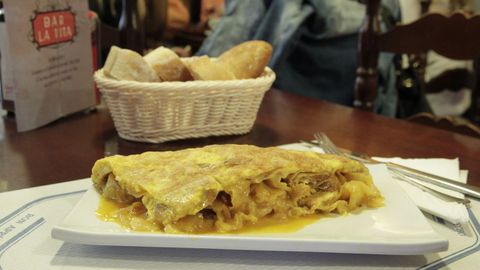 Una racin de tortilla en La Tita, su plato ms afamado y que se sirve en forma de tapa con cada consumicin.