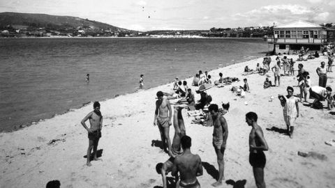 Imagen de los aos sesenta de la desaparecida playa de Copacabana, en Ferrol