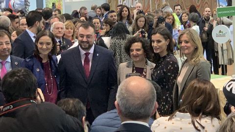 Desde la izquierda, Graciela Blanco, Letizia Ortiz, Berta Piñán, Adrián Barbón y Reyes Maroto, en la inauguración de Fitur