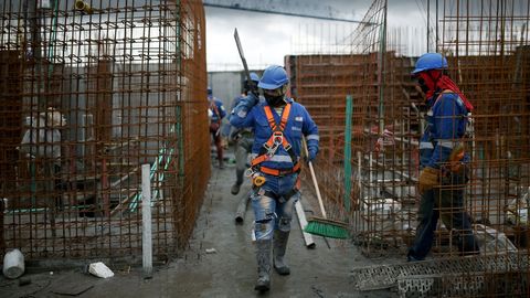 Las mascarillas se han convertido en parte del uniforme de trabajo habitual para los empleados de una constructora de Colombia