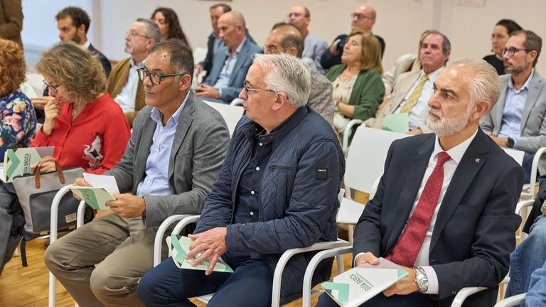 <span lang="gl">Unha guía propón facturas en galego, atención bilingüe e cursos para promover a lingua nas empresas</span>