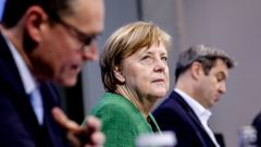 Angela Merkel con el alcalde de Berln y el jefe del Gobierno de Baviera, en una videoconferencia sobre la pandemia en Alemania