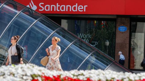 Una sucursal del Banco Santander en Bilbao, en una imagen del verano del 2022