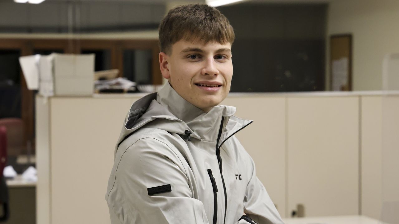 Iago Fuertes en la delegaci�n de La Voz en Ferrol durante sus vacaciones de Navidad. 