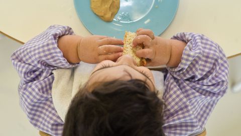 Un nio comiendo en una escuela infantil gallega, en una foto de archivo