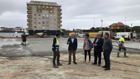 El alcalde, segundo por la izquierda, visitó las obras con varios concejales