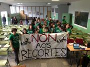 Los primeros participantes en el encierro, tras una pancarta