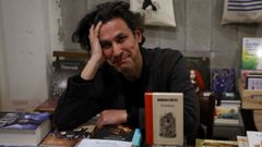 El escritor y cineasta Rodrigo Corts el viernes antes de su presentacin en la librera coruesa Moito Conto, donde cerr su tour gallego con Verbolario.