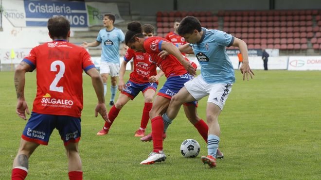 Viti, de la UD Ourense, protegiendo el baln.