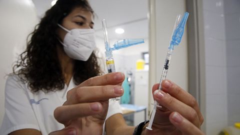 Vacunacin simultnea de la gripe y la tercera dosis del covid en el centro de salud de Vilanova