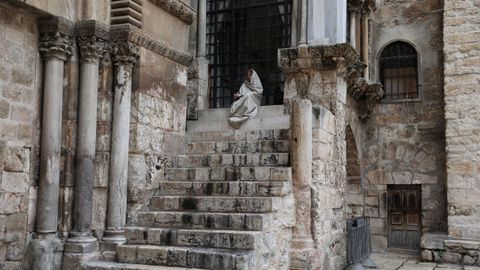 Un adorador reza ante la iglesia del Santo Sepulcro este Jueves Santo en Jerusalén
