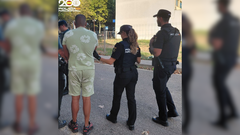 El detenido, acompaado por agentes de la Polica Nacional.