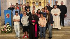 Un grupo de jóvenes peregrinos con el Obispo de Ourense