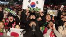 Jóvenes surcoreanos viendo por televisión en Seúl un partido de la Copa del Mundo de fútbol