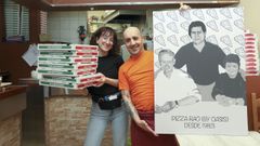 Christian Rao, a la derecha, nuevo gerente de la pizzera Rao (by Oasis), conocida en Santiago como Oasis, junto a una empleada y un cuadro de los fundadores
