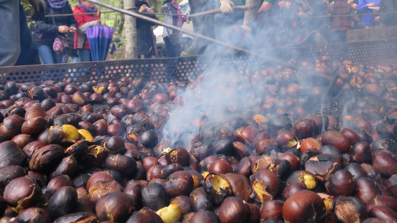 Esculturas al borde de la carretera.Caf Vilagarca en Vilagarca.Caf y churros conforman un binomio indisoluble en esta cafetera desde hace 70 aos. Y as sigue siendo hoy. Durante la maana, por 1,40 euros se puede disfrutar de un caf con leche y un par de churros recin hechos. Y por la tarde, con bizcocho casero.