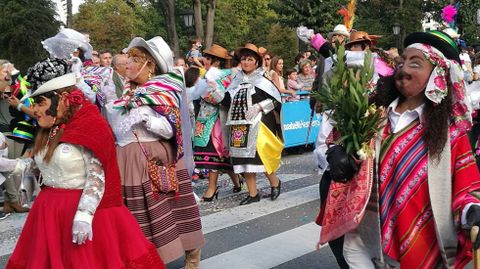 Enmascarados recorren el centro de Oviedo, en el desfile del Da de Amrica en Asturias.Enmascarados recorren el centro de Oviedo, en el desfile del Da de Amrica en Asturias