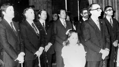 Imaxe da ofrenda de 1980, presentada polo alcalde de Santiago, Jos Antonio Souto Paz (segundo pola dereita), que empregou o galego nunha parte da sa intervencin na catedral de Lugo. 