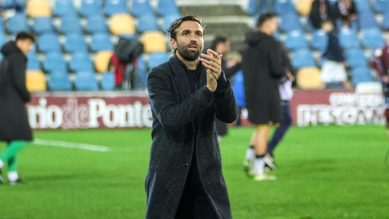 El capote de Fran Beltrán a Pablo López antes de la visita del Mérida al Racing Club Ferrol