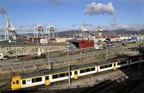Tren de Oporto a su paso por el puerto de Guixar en Vigo