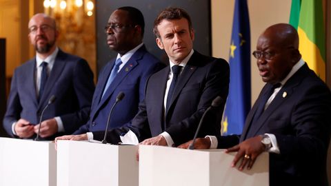 De izquierda a derecha, Charles Michel, presidente del Consejo Europeo; Macky Sall, presidente de Senegal; Emmanuelle Macron, presidente de Francia, y Nana Afuko Addo, presidente de Ghana