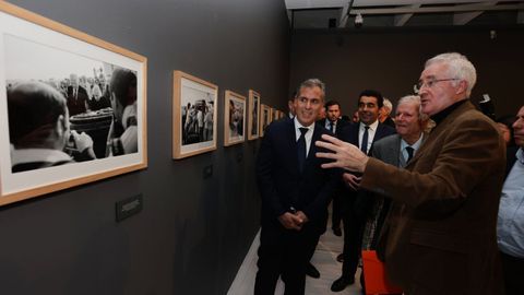 O xornalista vigus Xan Carballa explica aos asistentes o relato que compoen o medio cento de imaxes da sa autora que integran a exposicin que se inaugurou este xoves no Museo de Pontevedra.