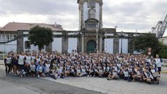 El equipo de 231 militares de la Esengra, la Escuela de Especialidades de la Estación Naval de A Graña, ante el Arsenal antes de salir en la carrera