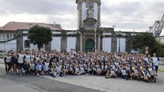 El equipo de 231 militares de la Esengra, la Escuela de Especialidades de la Estacin Naval de A Graa, ante el Arsenal antes de salir en la carrera