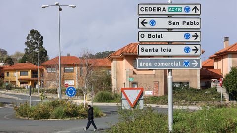 Los chals vacos e incorporados a la subasta se alinean junto a otros habitados en la urbanizacin Ciudad Jardn, de Ferrol