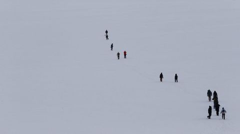 Un grupo de personas camina por el helado lago de Cildir en el este de Turqua.