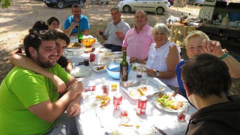 Grupos familiares y de amigos disfrutaron de una comida al aire libre en la romera de Cadeiras